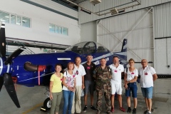 Le-groupe-devant-unPilatus-PC21-et-au-centre-notre-guide-Bastien2182